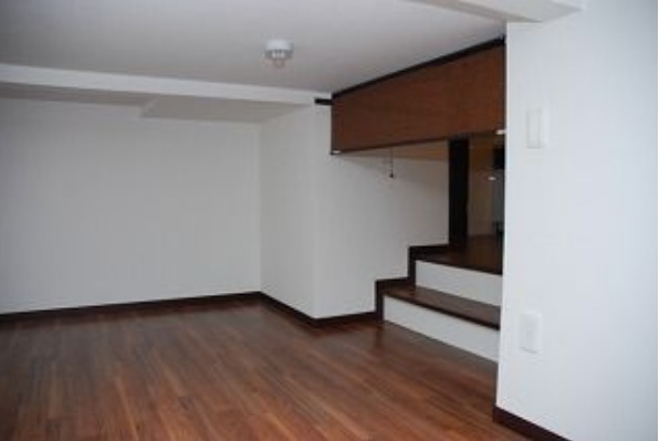 家具の配置に困らないリビングですね