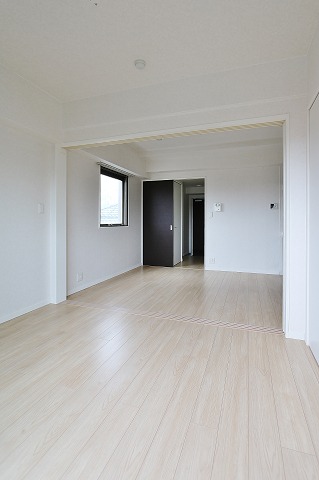 ホワイトフローリングでより明るく温かな雰囲気に