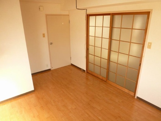 家具の配置に困らないリビングですね