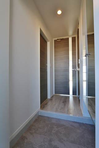 開放感のある玄関、シューズボックスもたっぷり収納