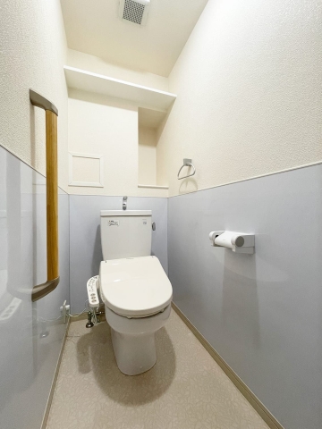 収納棚があり清潔感のあるトイレです