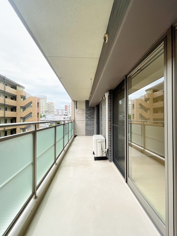 日当たりが良く開放感のあるバルコニーです