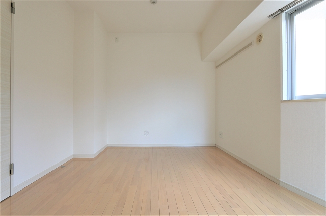 もう一部屋の洋室も広々しています