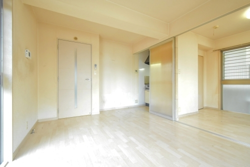 白を基調とした明るいリビングです