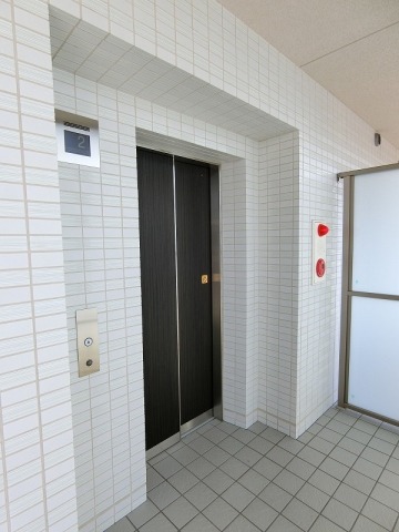 便利なエレベーターつき