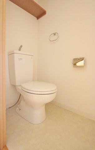 収納棚付きで清潔感あるトイレです