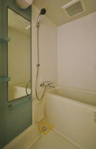 オシャレなデザインの浴室です