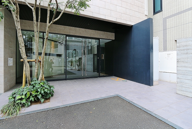 ホテルの入り口のようなエントランスです