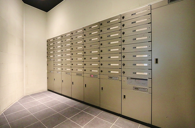 集合ポストと宅配ボックス付きです