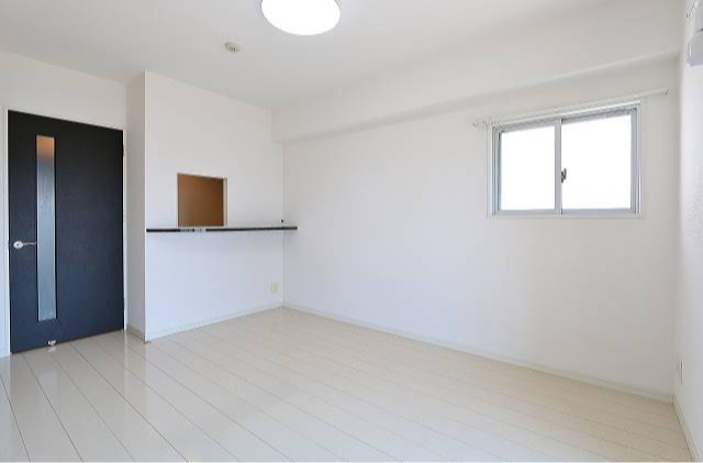 白基調のオシャレな洋室ですね