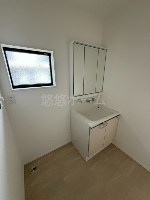 窓付きの洗面所で朝の身支度はこちらでばっちり