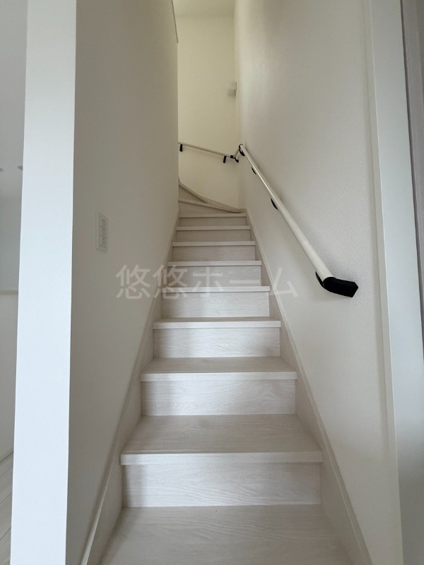 手すりもきれいな階段です☆