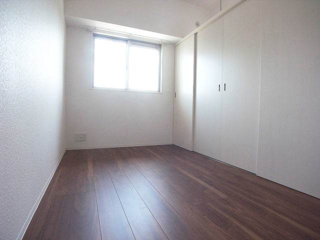 洋室にも窓がありお部屋全体明るいです