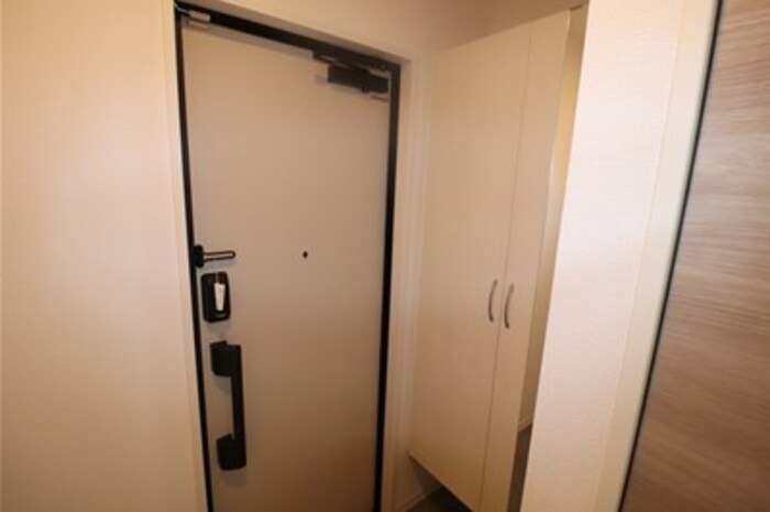 背の高い靴箱があります。