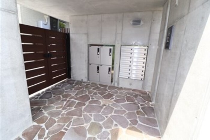 宅配ボックスと集合ポストがあります。