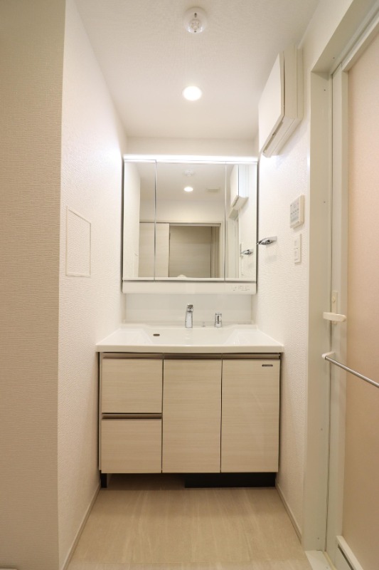 清潔感のある洗面台ですね