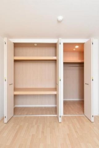 たっぷり収納できるクローゼットです