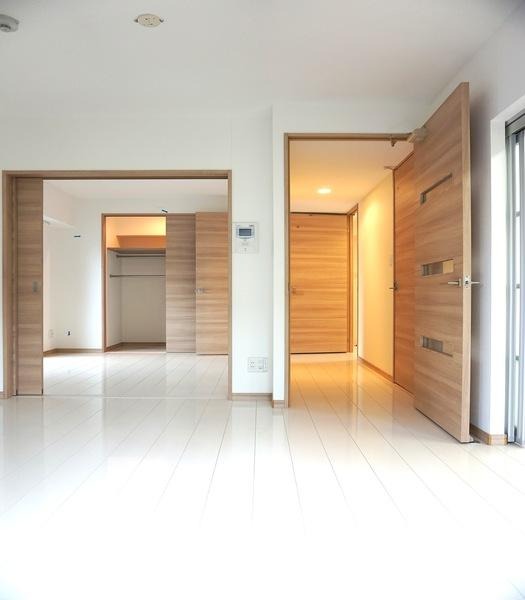 リビングと隣の居室をつなぐとより開放感がありますね