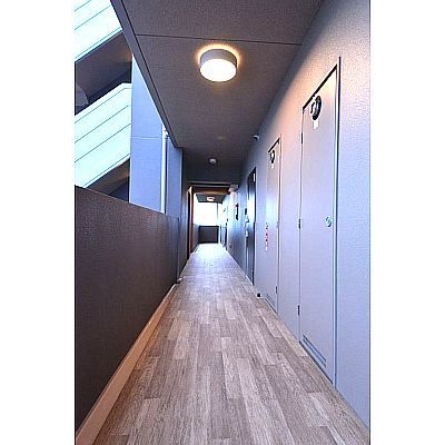 ホテルのようなオシャレな共用通路ですね