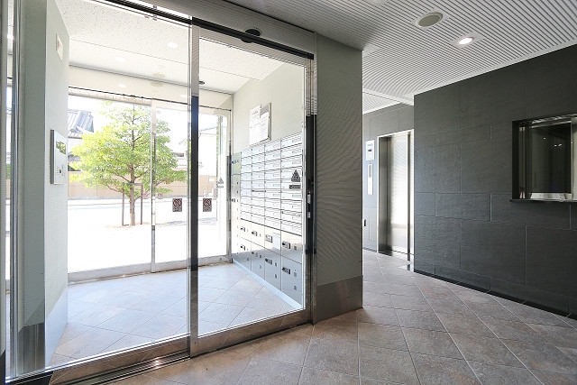 オシャレなデザインのエントランスですね