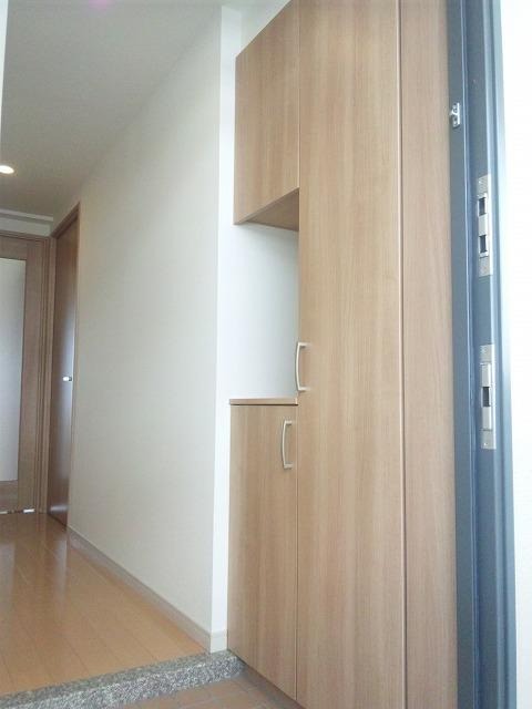 玄関収納完備。