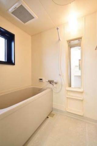 窓付きのバスルームです