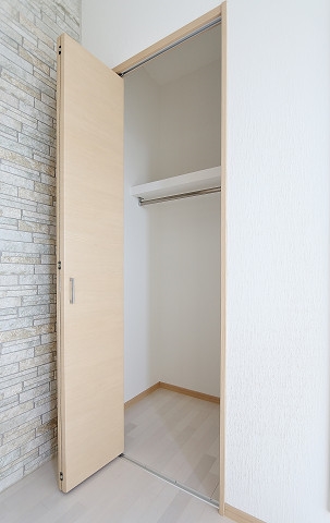 かさばりやすいお洋服もたっぷり収納可能です