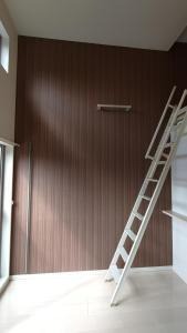 ロフトへははしごで上がります。