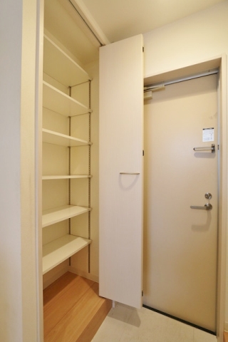 玄関収納も充実しております