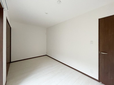 こちらは寝室にぴったりの洋室です