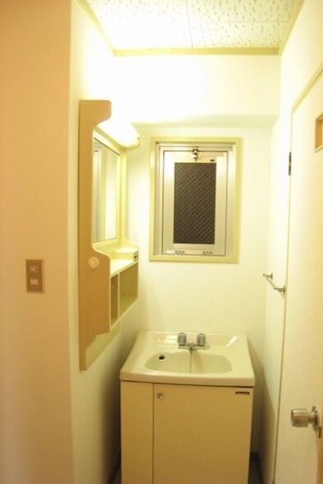 洗面所は窓付きで換気バッチリ