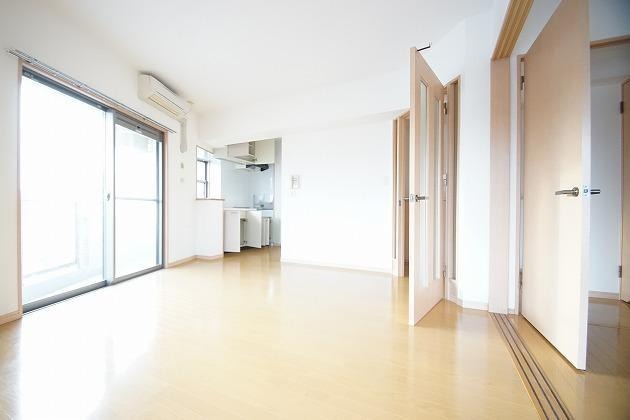 広々ゆったり空間でおくつろぎください