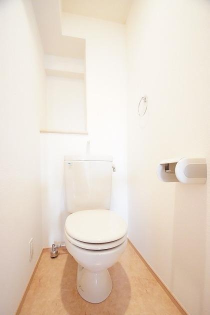 棚付きで便利なお手洗いです