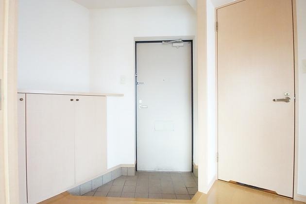 玄関からの景色は広々です