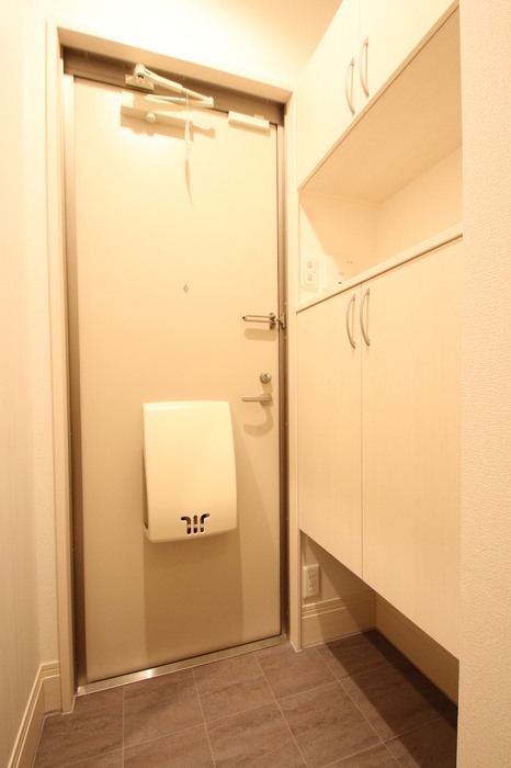 玄関収納完備。