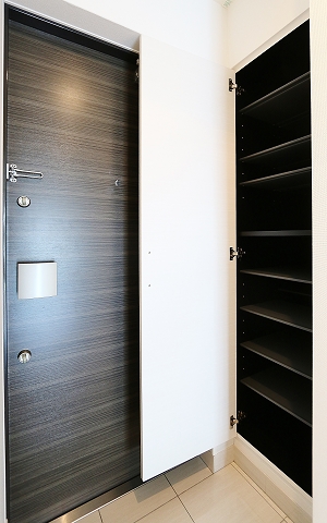 靴の多い方でも安心の下駄箱完備