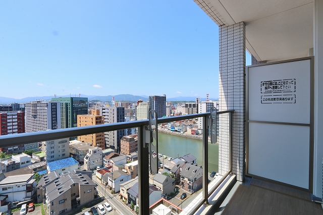 通り沿いに建っているので、日当たりも良好です