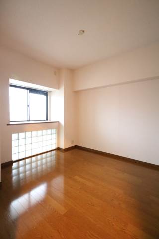 こちらは寝室にいかがでしょうか