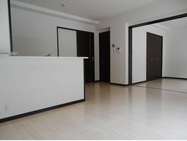 家具の配置に困らないリビングですね