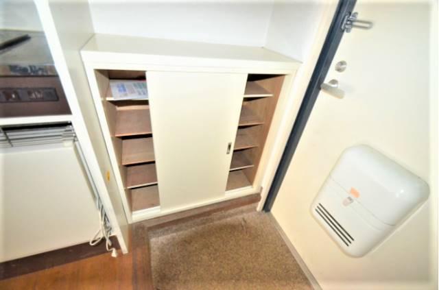 お靴はこちらへ