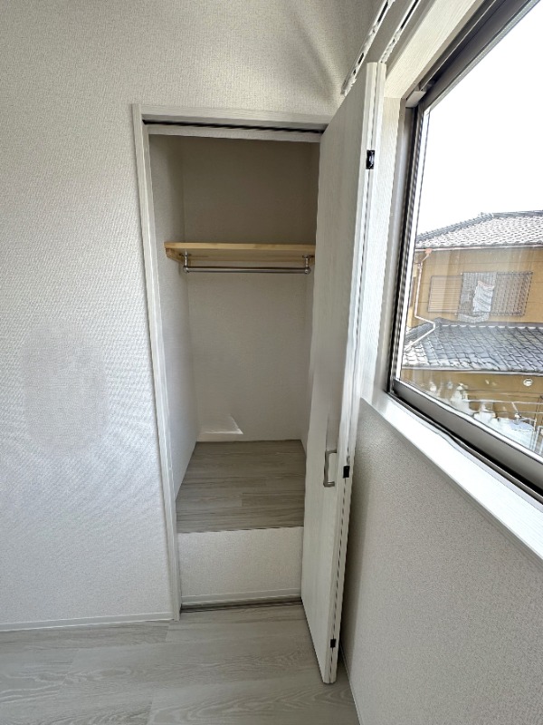 こちらにも収納ございます。