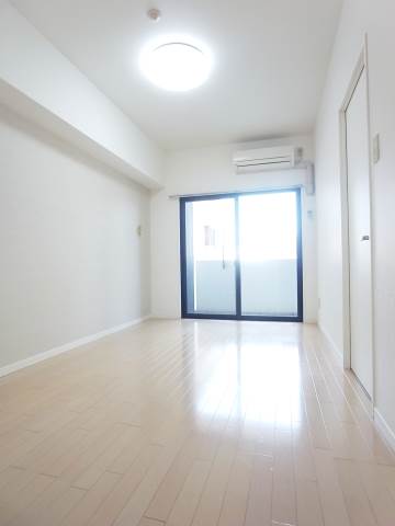 白を基調とした明るいお部屋です。