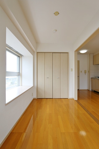 洋室は広くダブルベッドもおけます