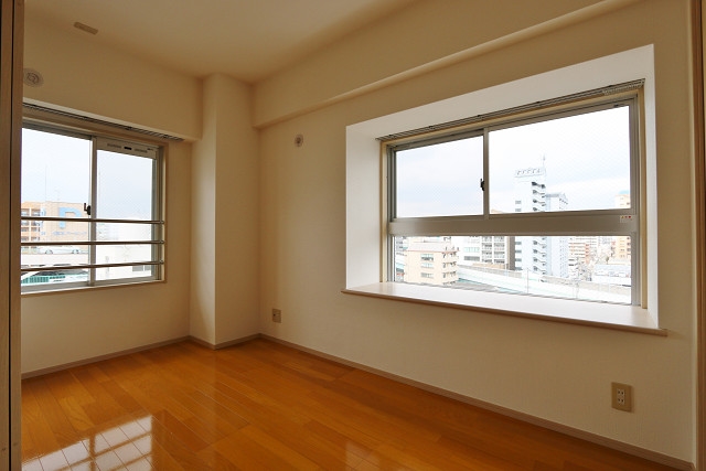 二面採光の明るいお部屋です