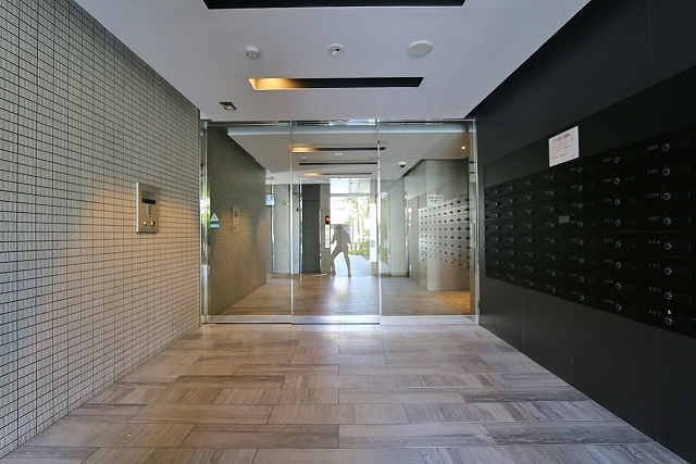 開放感のあるかっこいいエントランスです