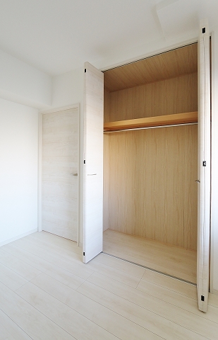 各部屋に収納付きです