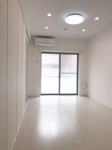 白を基調とした明るいお部屋ですね