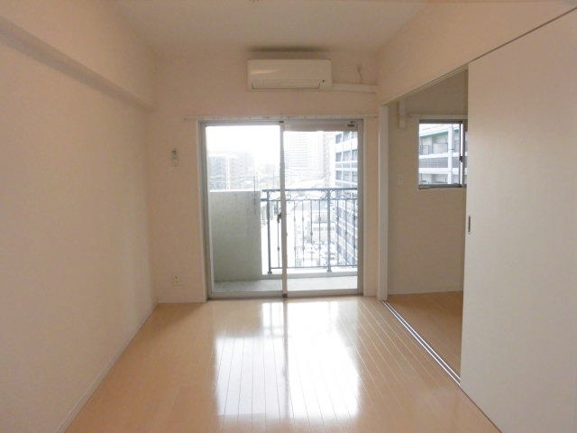 日差しが入って明るい洋室ですね