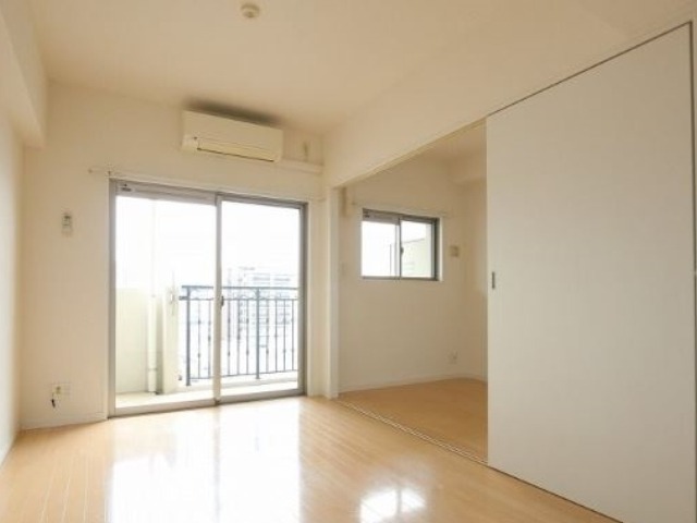 洋室には小窓も付いてます