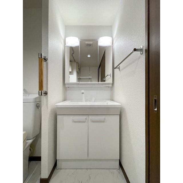 三面鏡付きで使い勝手◎